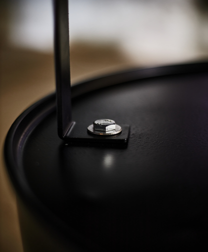 Stehtischtonne Schwarz mit Tischplatte und Abstandhaltern